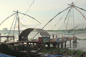 Der Hafen in Kochin, damals von den Portugiesen und Niederländern vorallem für Gewürzhandel genutzt, dient jetzt primär für die Fischerei. Durch die besondere Strömung müssen die Fischer die Netze nur senken und die Fische gehen ihnen wortwörtlich direkt ins Netz.