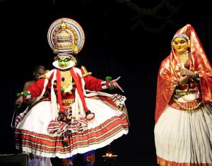Das Kathakali, traditionelles Maskentheater der Region, konnten wir auch sehen. Sehr verwirrende Story, aber cool anzuschauen.