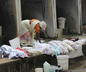 Eine Frau, die als Dhobi arbeitet, die Kaste der Wäscher hier. Dafür gibt es extra Gebäude, in denen hunderte von diesen Dhobis arbeiten. Man kann seine Wäsche vorbeibringen und sie später abholen kommen.